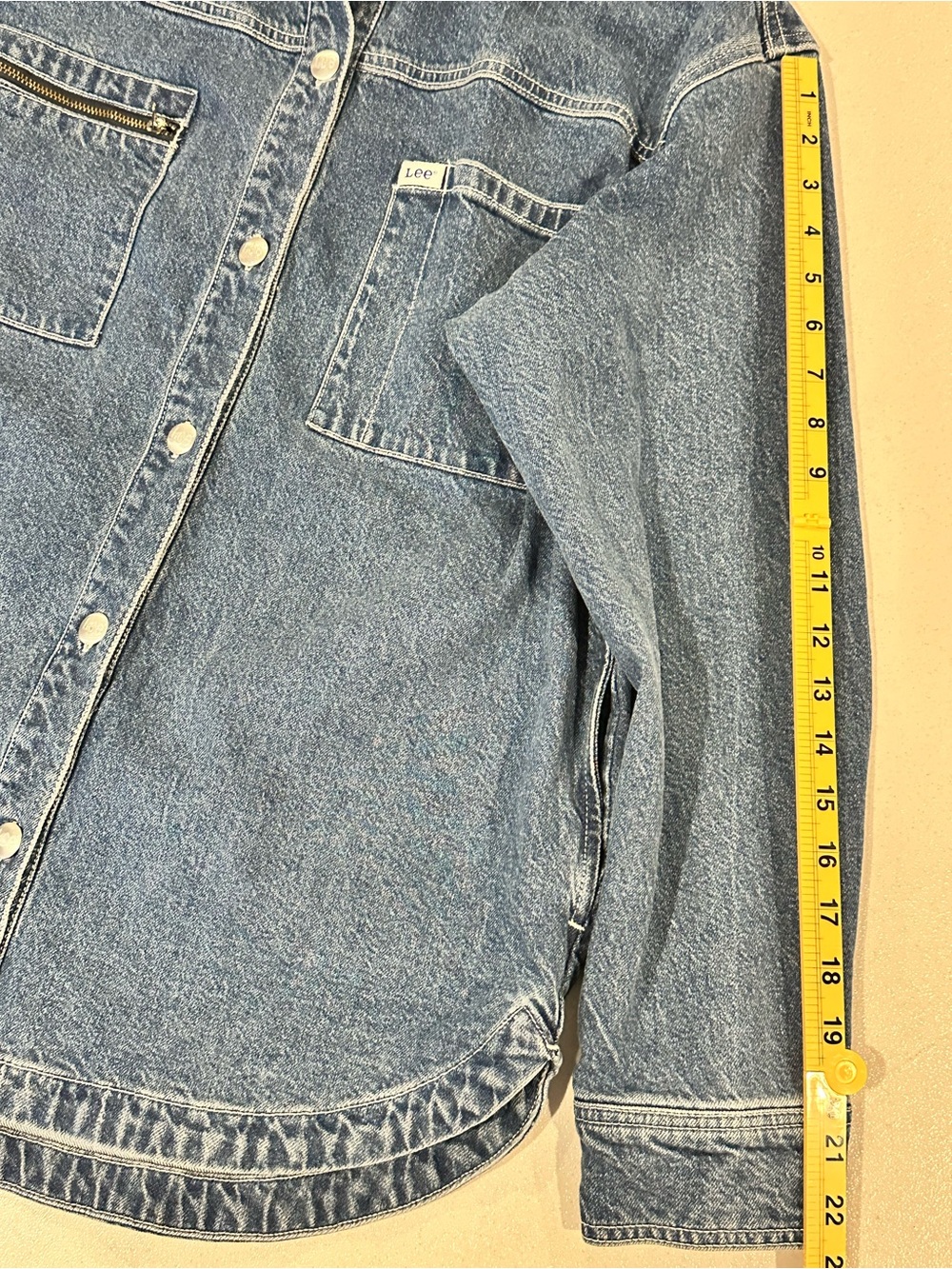 Vintage Women’s Lee Denim Buttoned Shirt Jacket w/ Unique Front Pockets, Size M - Picture 13 of 15
